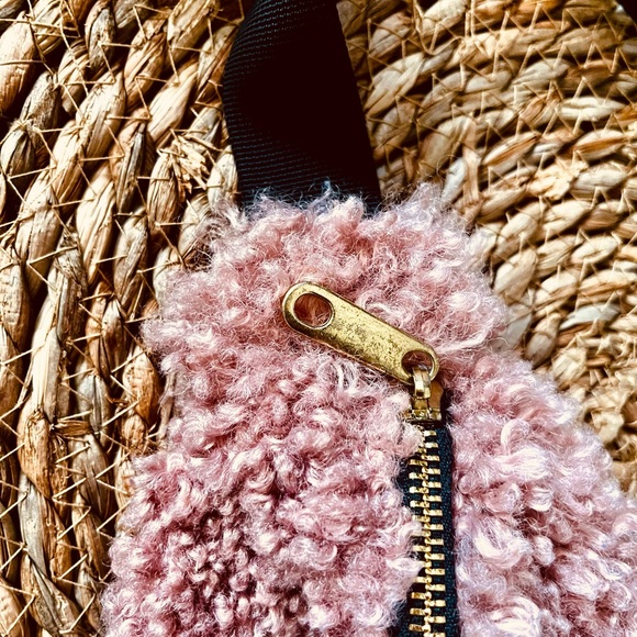 Ardene dusty rose sherpa bouclè crossbody bag ( hipbag) - Picture 2 of 4